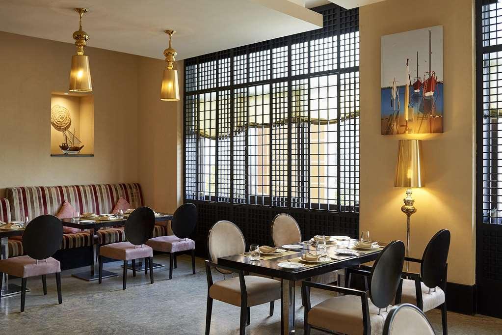 Safir Fintas Hotel Kuwait Kuwait City Einrichtungen foto The restaurant