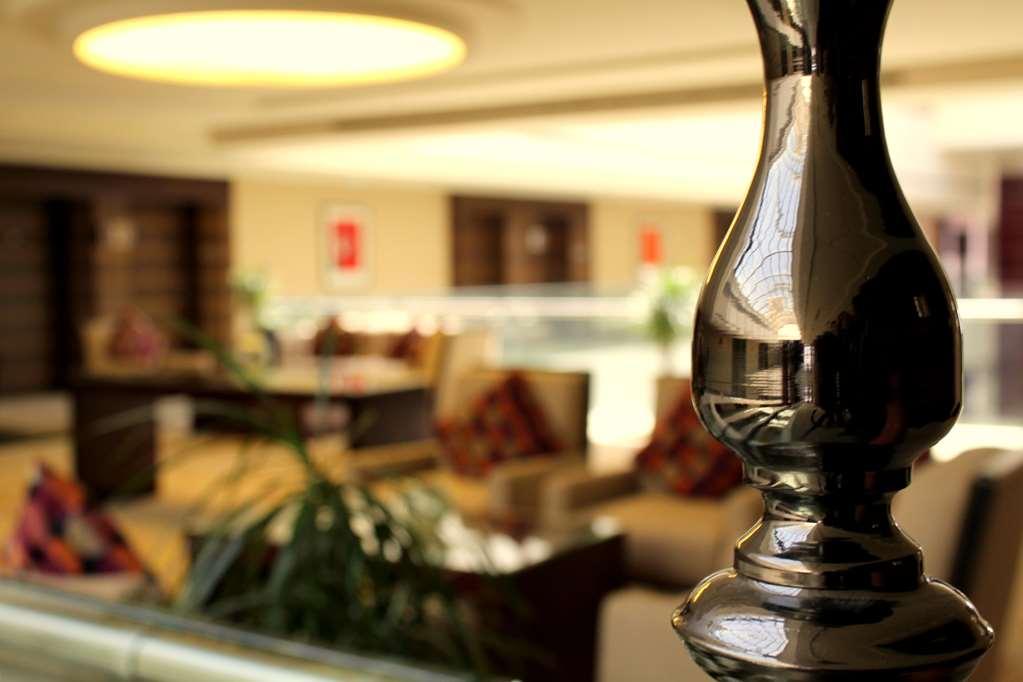 Safir Fintas Hotel Kuwait Kuwait City Restaurant foto The lobby of the hotel