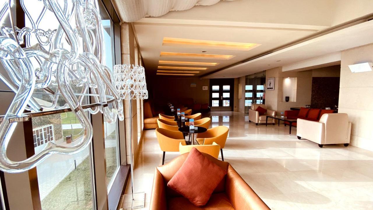 Safir Fintas Hotel Kuwait Kuwait City Exterior foto The lounge at the airport