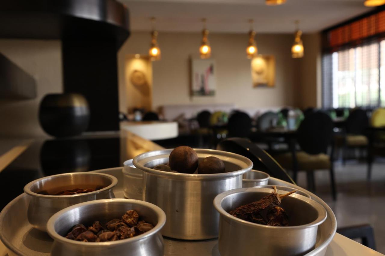 Safir Fintas Hotel Kuwait Kuwait City Exterior foto A coffee tasting session