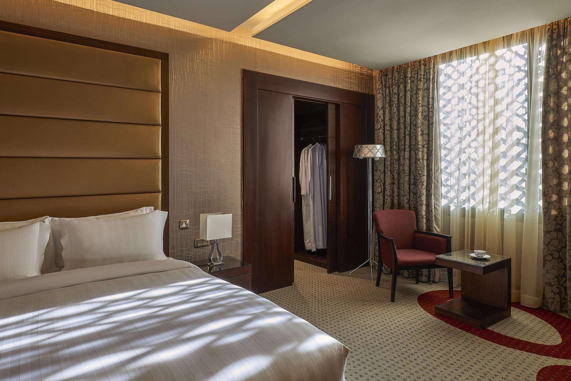 Safir Fintas Hotel Kuwait Kuwait City Exterior foto A room at the hotel