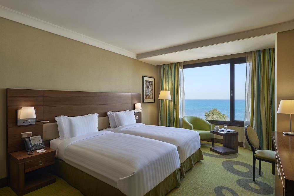 Safir Fintas Hotel Kuwait Kuwait City Exterior foto A room at the hotel