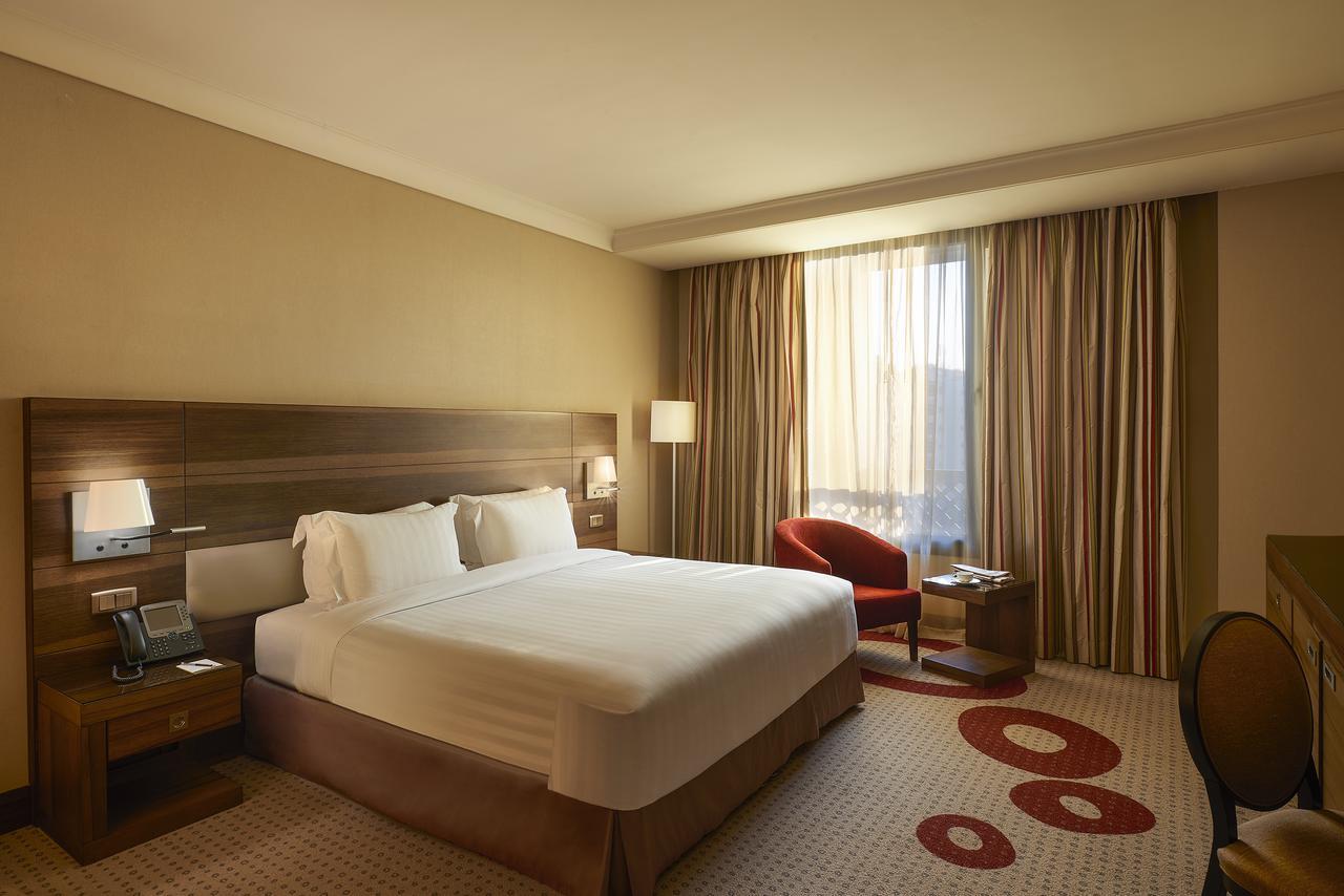 Safir Fintas Hotel Kuwait Kuwait City Exterior foto A room at the hotel
