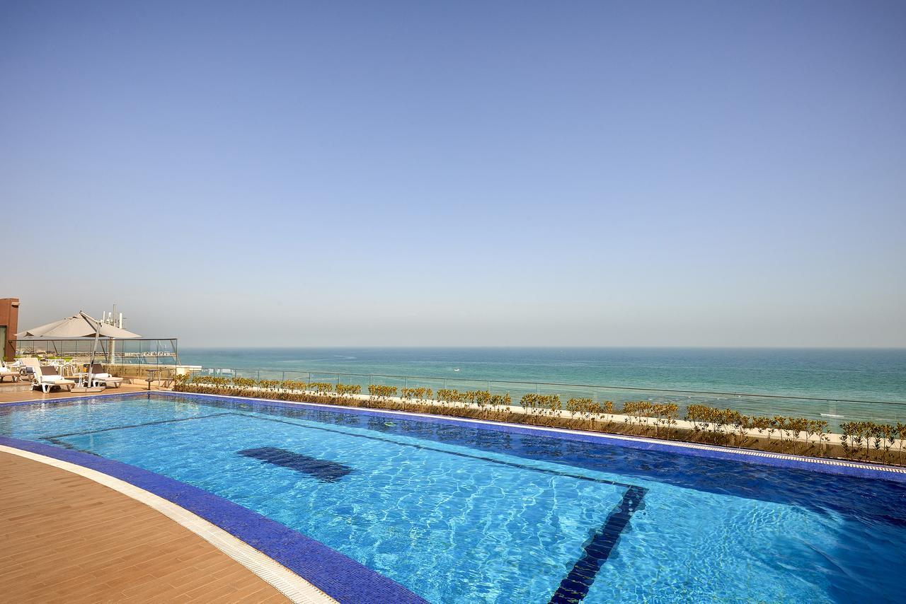Safir Fintas Hotel Kuwait Kuwait City Exterior foto The pool at the Ritz-Carlton, Bahrain