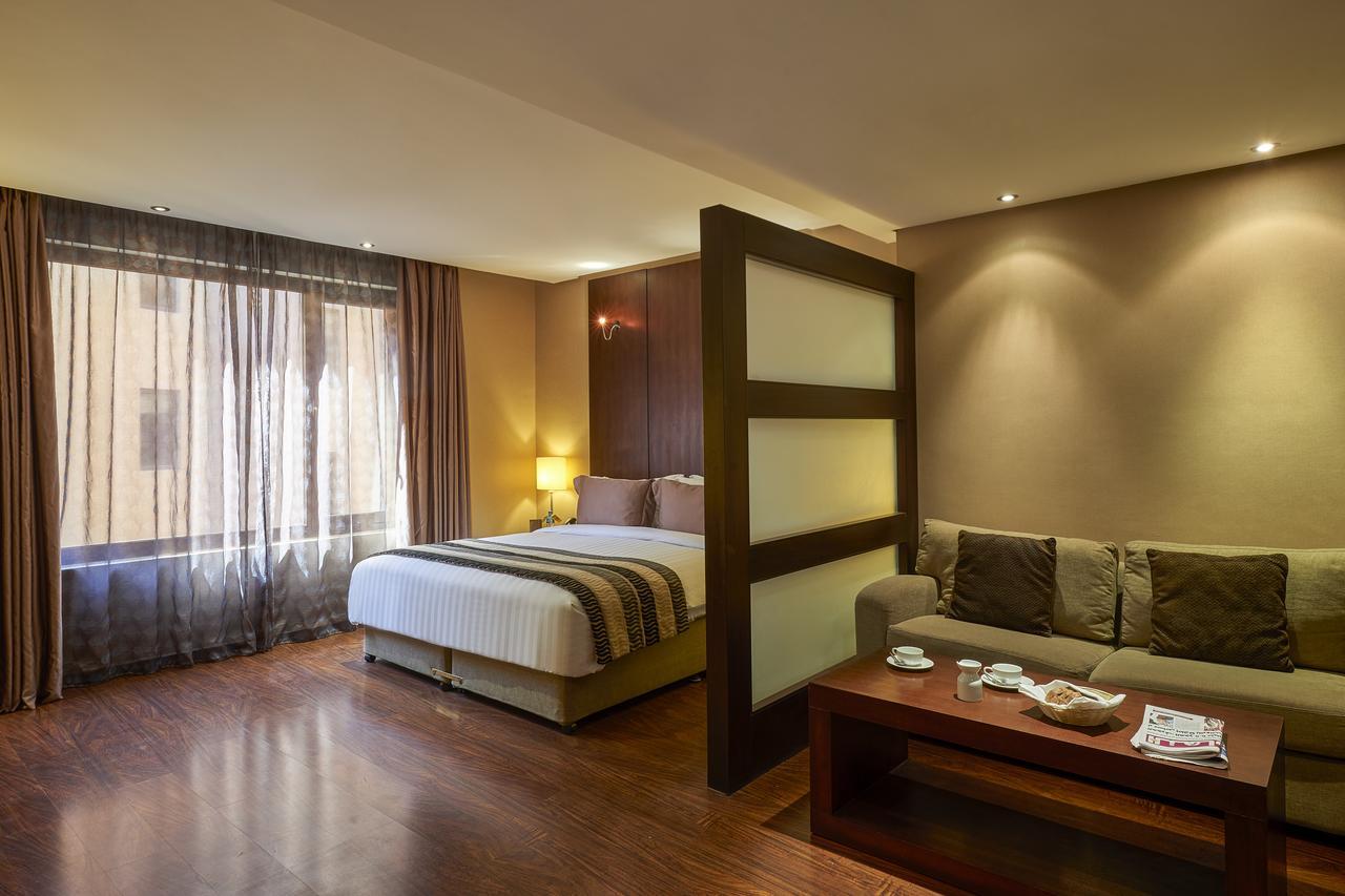 Safir Fintas Hotel Kuwait Kuwait City Exterior foto A room at the hotel