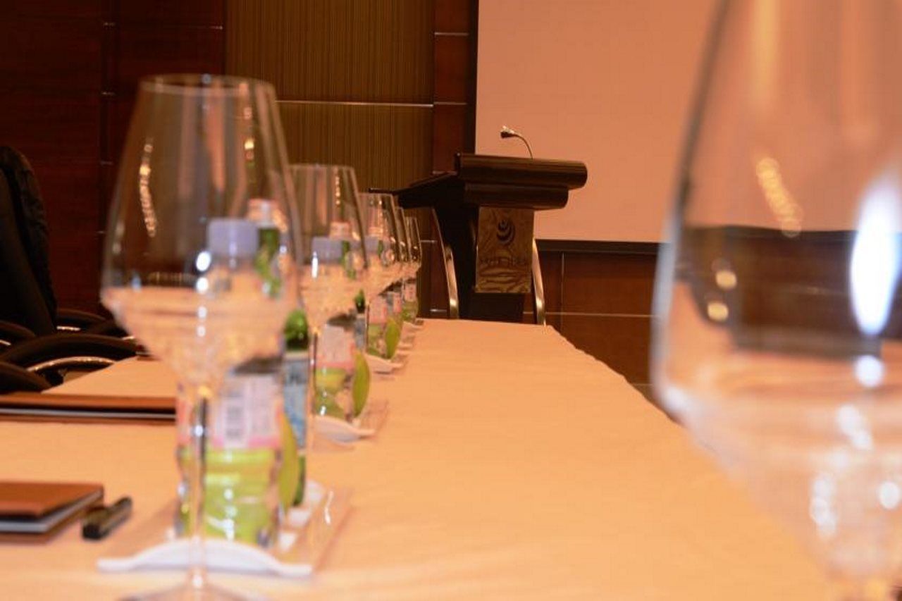 Safir Fintas Hotel Kuwait Kuwait City Exterior foto A wine tasting in progress