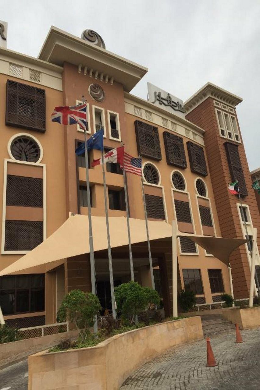 Safir Fintas Hotel Kuwait Kuwait City Exterior foto The school's main building